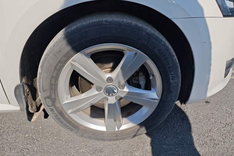 Used Volkswagen Passat 2013 1.8TSI DSG Prestige Edition Right Front Wheel Hub