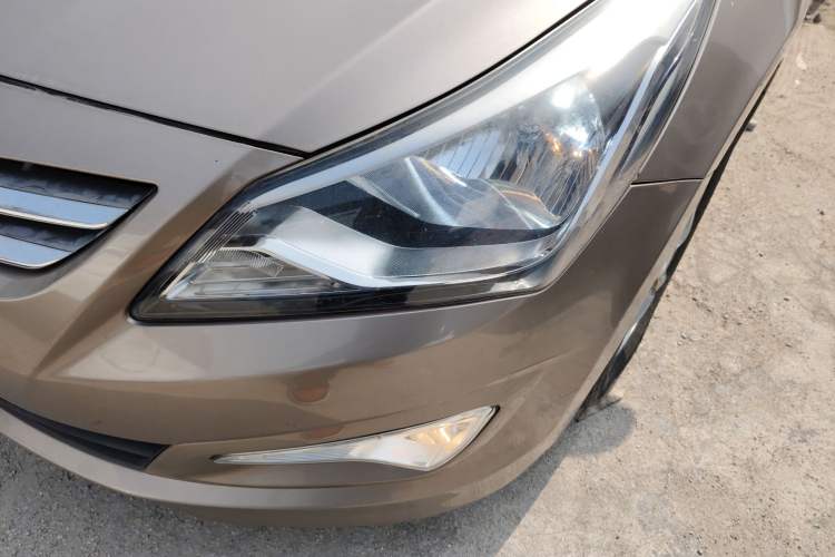 Used Hyundai Verna (older generation) 2014 1.4L Automatic Smart GLS Left Front Headlight