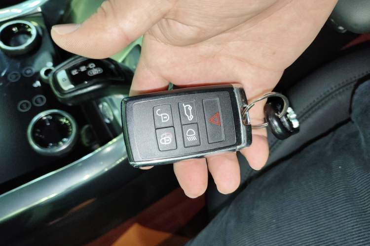 Used Land Rover Range Sport 2021 3.0 L6 SE Vehicle Key