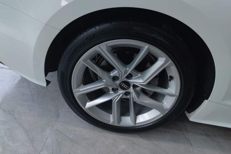 Used Audi A5 2022 Coupe 40 TFSI Fashion Dynamic Model Right Rear Wheel Hub