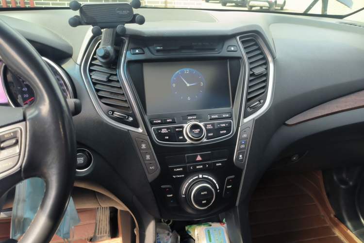 Used Hyundai Grand SantaFe 2013 3.0L 7-seat 4x4 Brown Interior Flagship Edition Audio And AC Panel