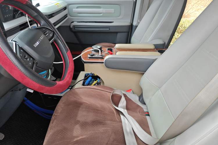 Used SAIC MAXUS Dana V1 2024 M1 Long-Wheelbase Low-Roof Passenger Version (64 kWh)
