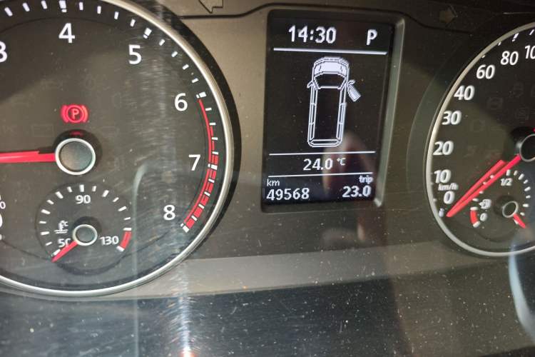 Used Volkswagen Caravelle 2018 2.0 TSI 4x4 Luxury Edition 7-Seater Odometer Close Up