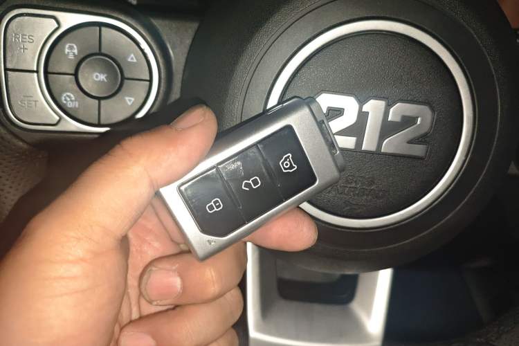 Used 212 T01 2024 2.0T Explorer
