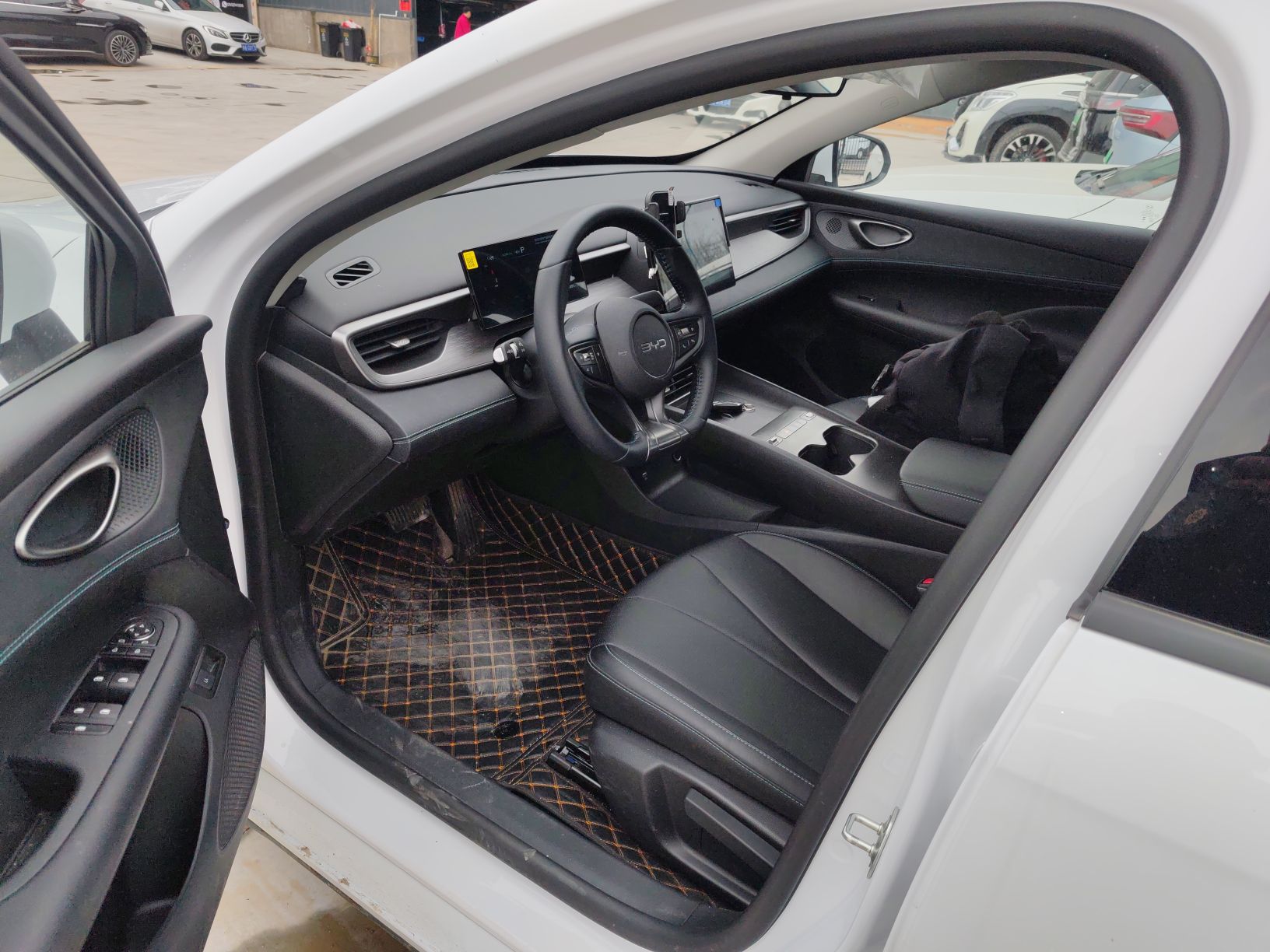 Переднее сиденье в автомобиле