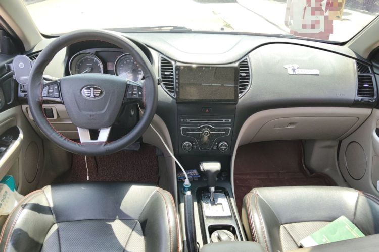 Used Bestune B50 2013 1.6L automatic luxury version Center Console