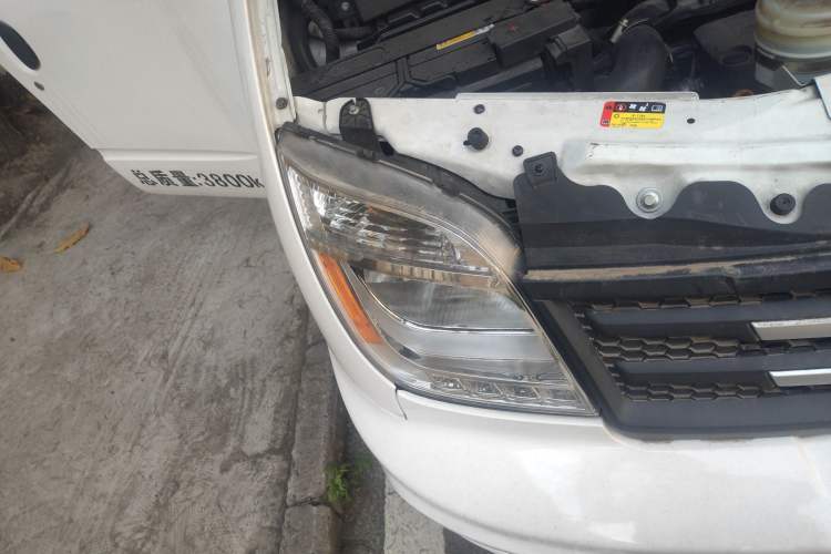 Used SAIC MAXUS Xintu V80 2021 2.0T Manual Classic City Delivery King Short Wheelbase Mid-Roof Design 3 Seats
