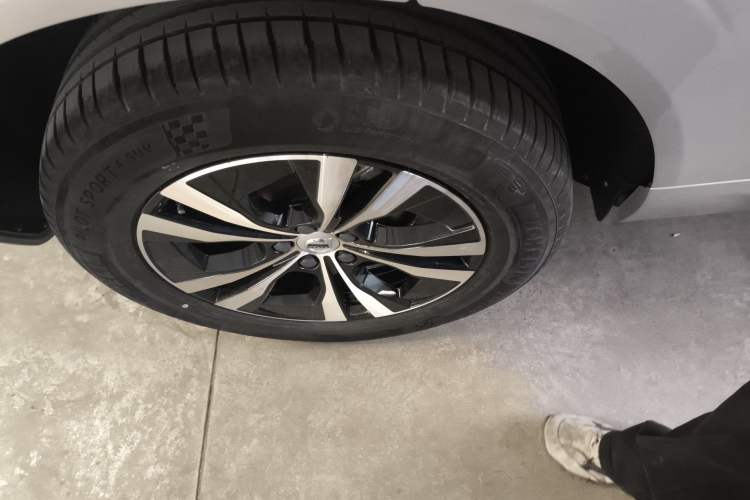 Used Volvo XC60 2023 B5 4x4 Smart Luxury Edition Right Rear Wheel Hub