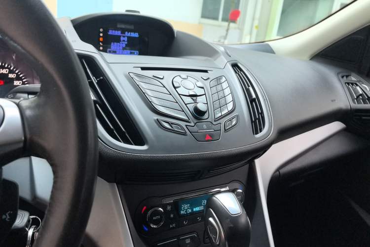 Used Ford Kuga 2013 1.6L GTDi Two-Wheel-Drive Trend Model Audio And AC Panel