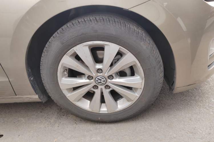 Used Volkswagen Golf Sportsvan 2018 230TSI Automatic Trend Edition Right Front Wheel Hub