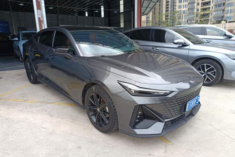 Used CHANGAN UNI-V 2022 1.5T Prestige Version Front Right 45 Deg