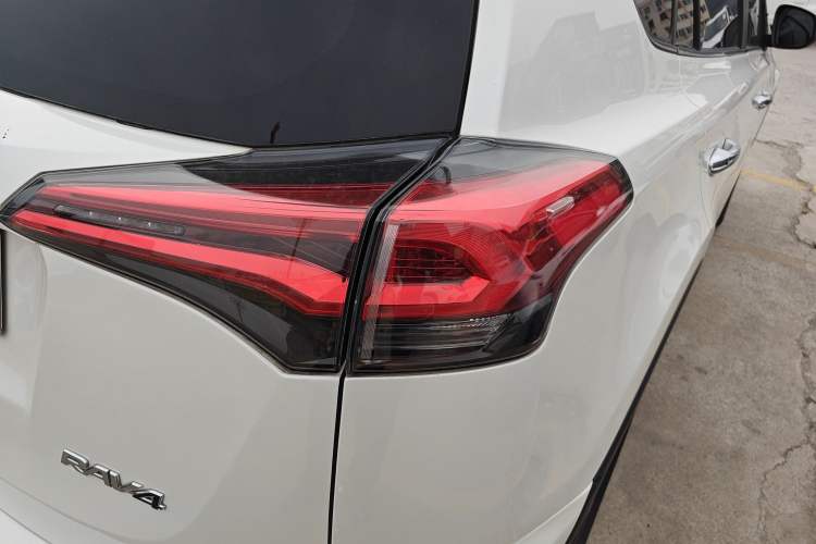 Used Toyota RAV4 2016 2.0L CVT Two-Wheel Drive Fashion Edition China V Standard
