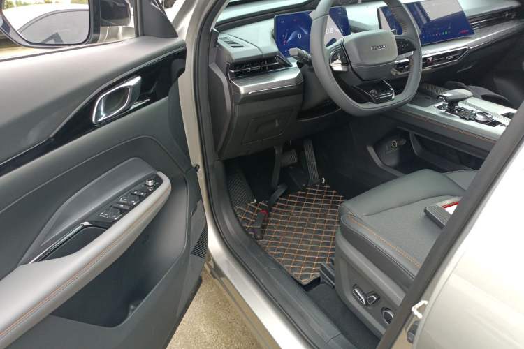 Used CHANGAN OSHAN Z6 2022 Blue Whale 1.5T DCT Smart Edition Driver Seat