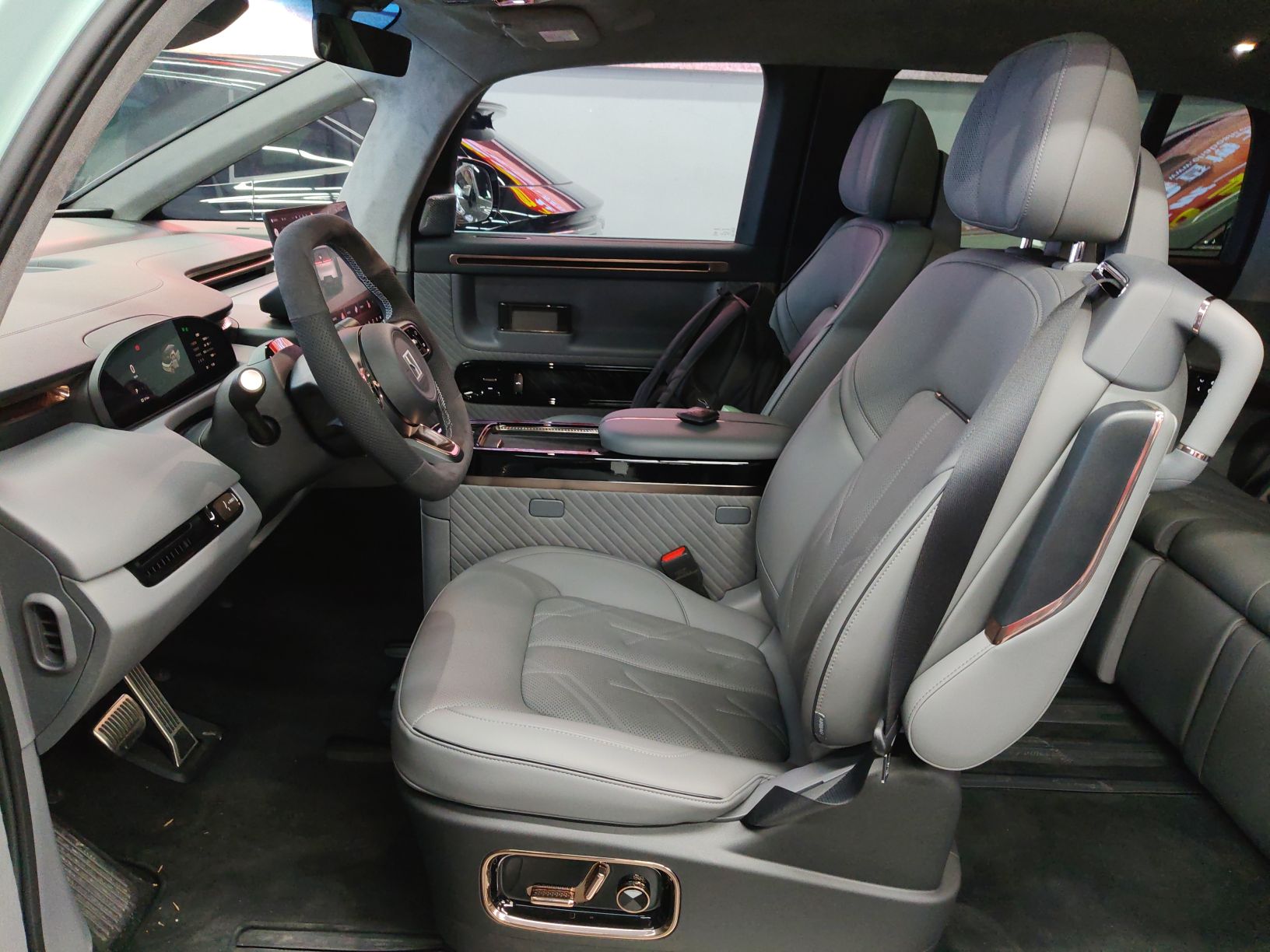 Переднее сиденье в автомобиле