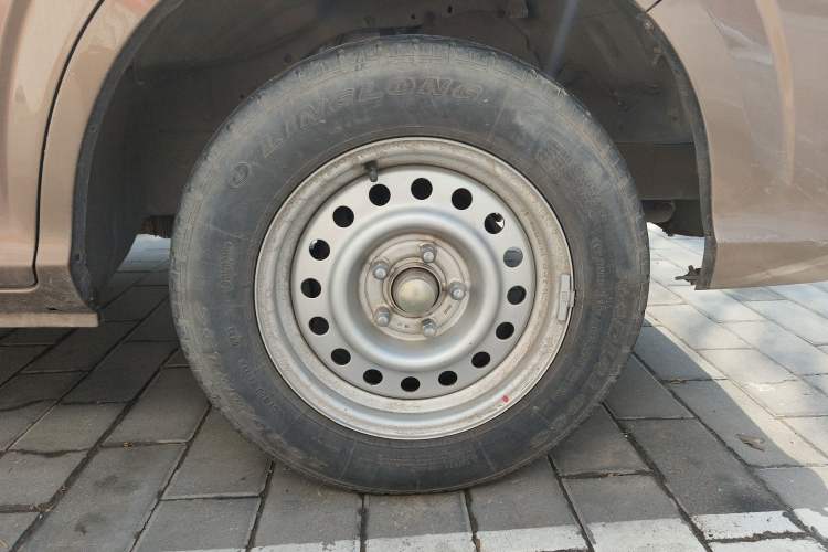 Used Foton Scenic G5 2022 2.0L Gasoline Commercial Version Open-Window 10-Seater 1TZS Right Front Wheel Hub