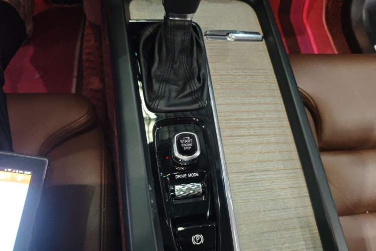 Used Volvo XC60 2020 T5 4x4 Smart Luxury Edition Gear Lever