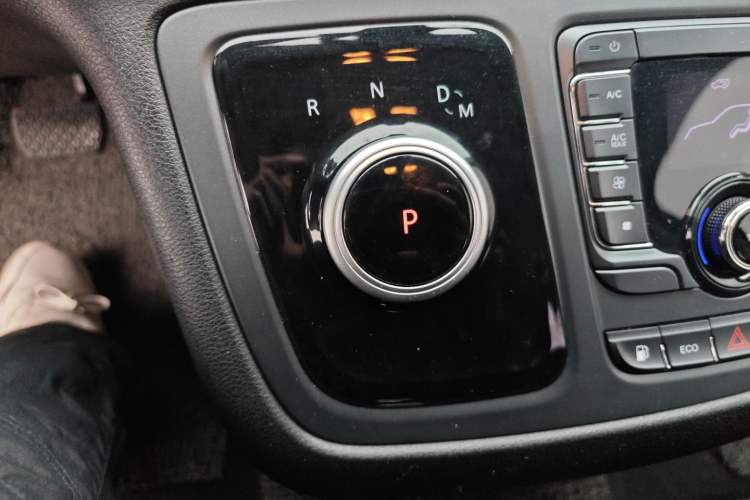 Used SAIC MAXUS G20 2023 Facelifted ES 2.0T Gasoline Automatic Value Edition Gear Lever