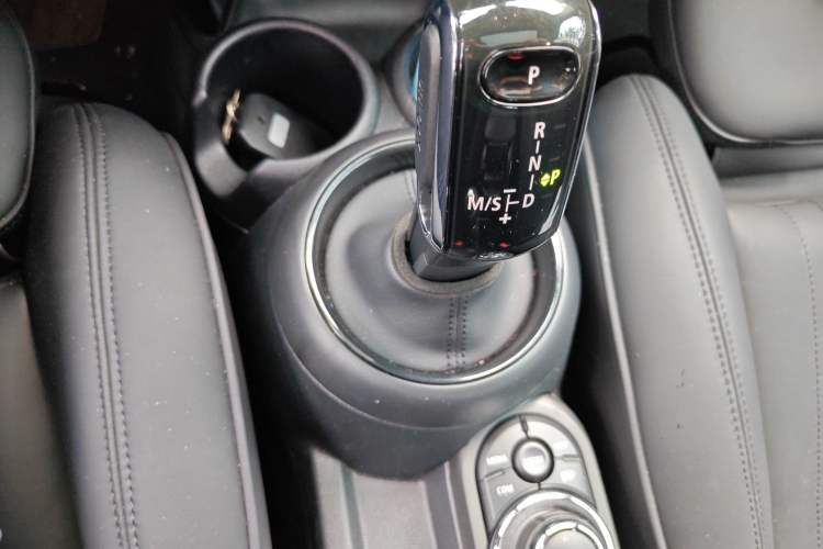 Used MINI 2023 Updated 1.5T COOPER Artist Five-Door Edition Gear Lever