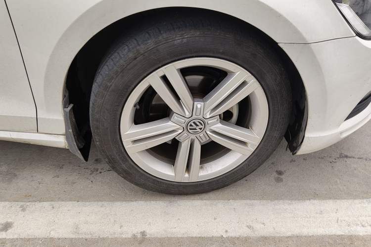 Used Volkswagen Lamando 2017 280TSI DSG Comfort Edition Right Front Wheel Hub