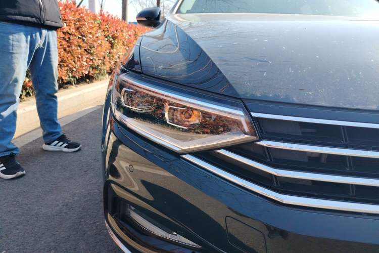 Used Volkswagen Magotan 2020 280TSI DSG Comfort Edition Right Front Headlight