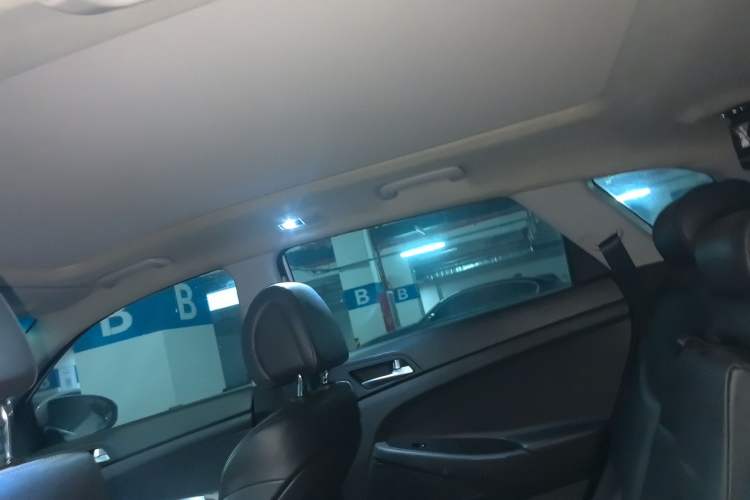 Used Hyundai Tucson 2015 1.6T Dual-Clutch Two-Wheel-Drive Smart Model Headliner