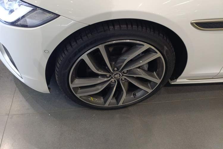 Used Jaguar XFL 2024 2.0T P300 Four-Wheel Drive Flagship Sport Gold Edition
