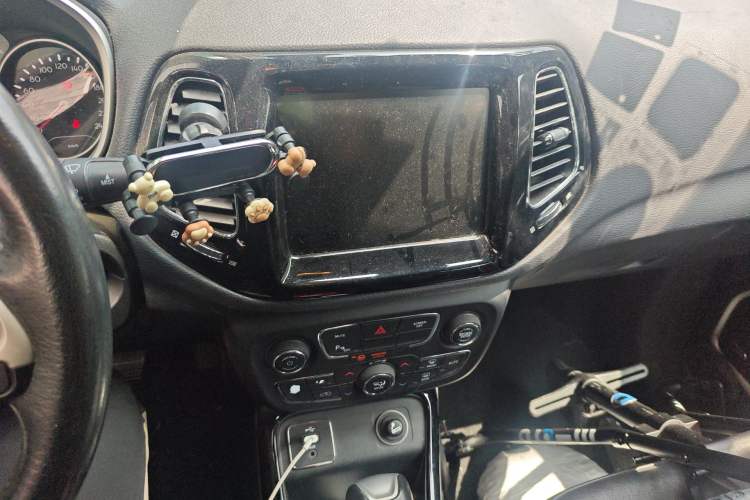 Used Jeep Compass 2017 200T Automatic Prestige Edition Audio And AC Panel