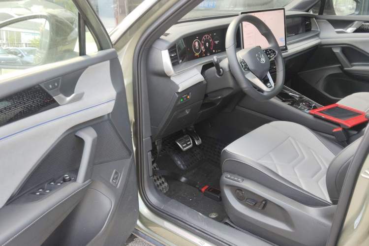 Used Volkswagen Tayron 2025 Tiguan L 380TSI 4Motion Luxury Driver Seat