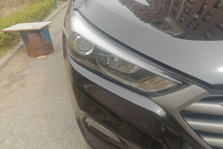 Used Hyundai Tucson 2015 2.0L Automatic Two-Wheel Drive Smart Version Right Front Headlight