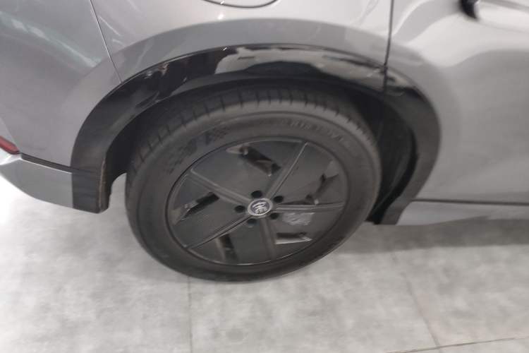 Used BYD Song L EV 2024 550 km Excellence Version Right Rear Wheel Hub