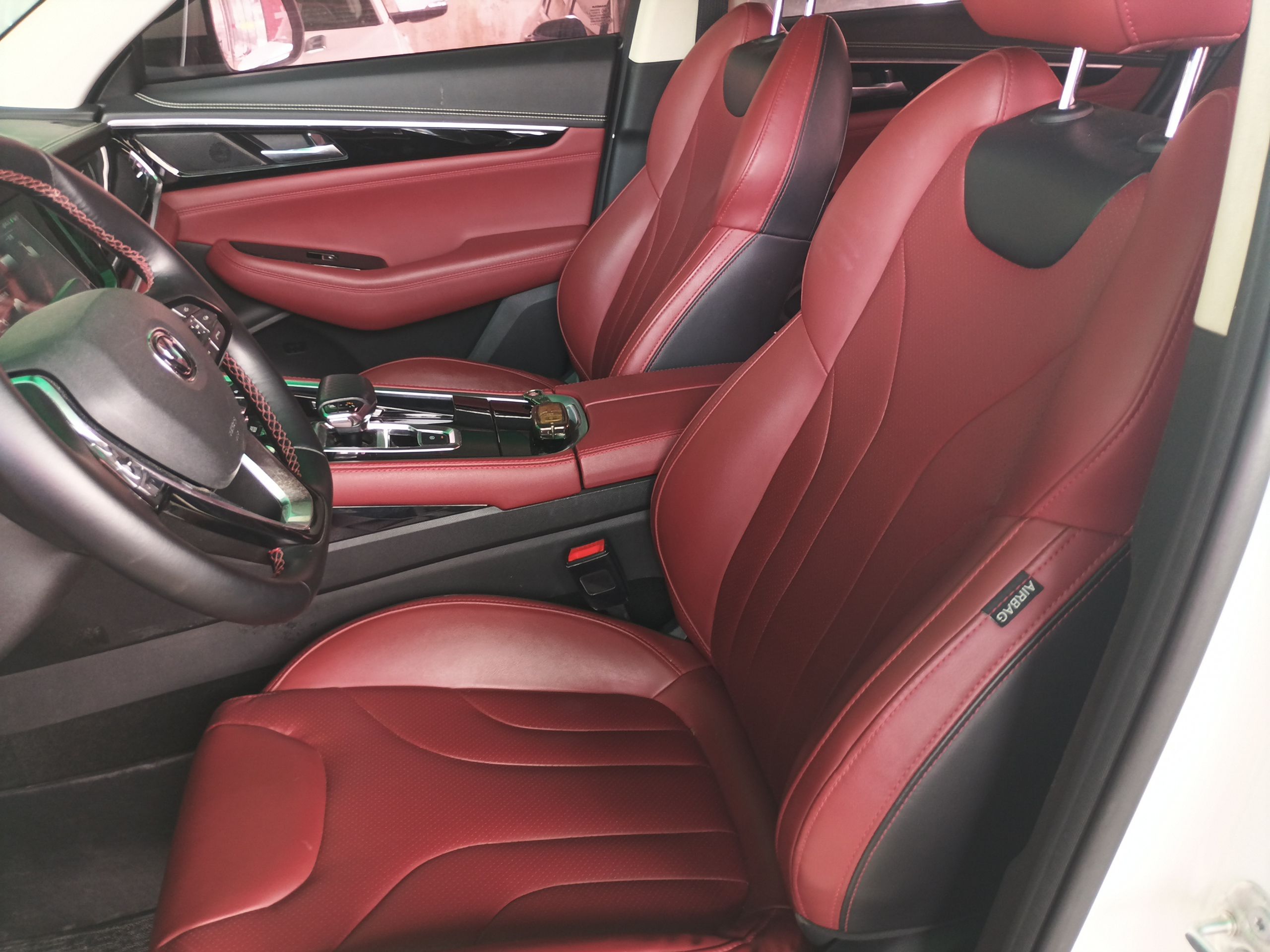 Переднее сиденье в автомобиле