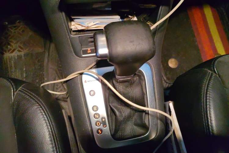 Used Volkswagen Tiguan 2010 2.0 TSI Automatic All-Wheel Drive Flagship Navigation Edition Gear Lever