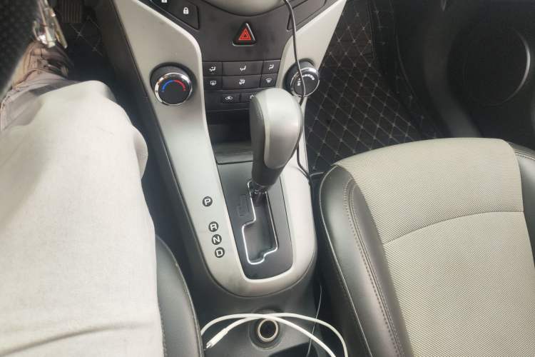 Used Chevrolet Cruze 2013 1.8L SE AT Gear Lever