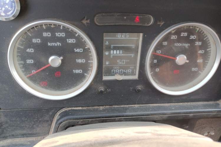 Used Iveco Daily 2020 2.8T V40 Cargo Van with Dual Tires Mid-Roof Design 3 Seats China V Emission Standard
