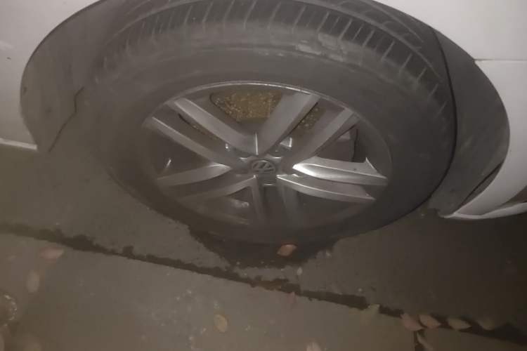 Used Volkswagen Gran Lavida 2015 230TSI DSG Comfort Edition Right Front Wheel Hub