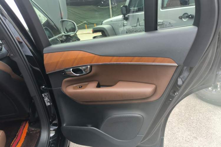 Used Volvo XC90 2022 B5 Smart Drive Luxury Edition 5 Seats
