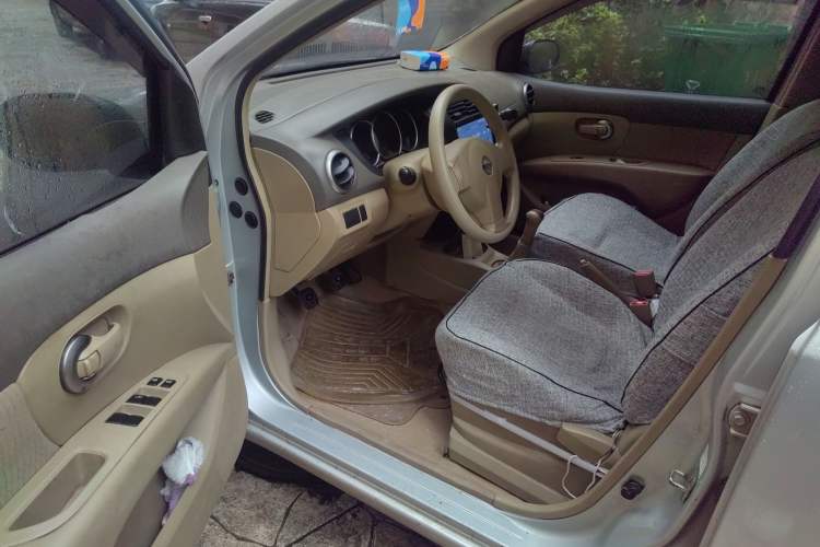 Used Nissan Livina 2010 Jingyue Edition 1.6L Manual All-Around Model
