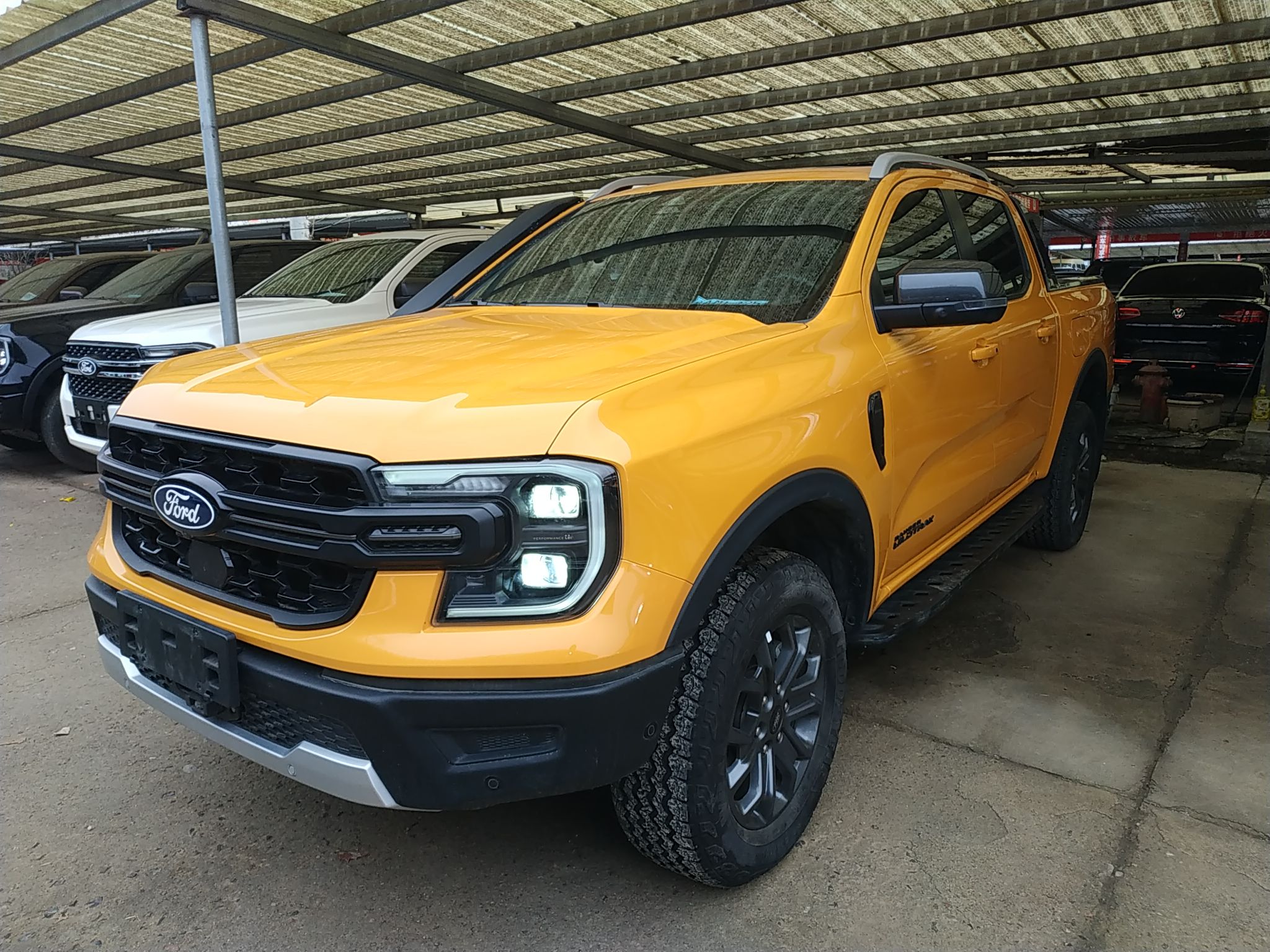 تحت مقدمة السيارة