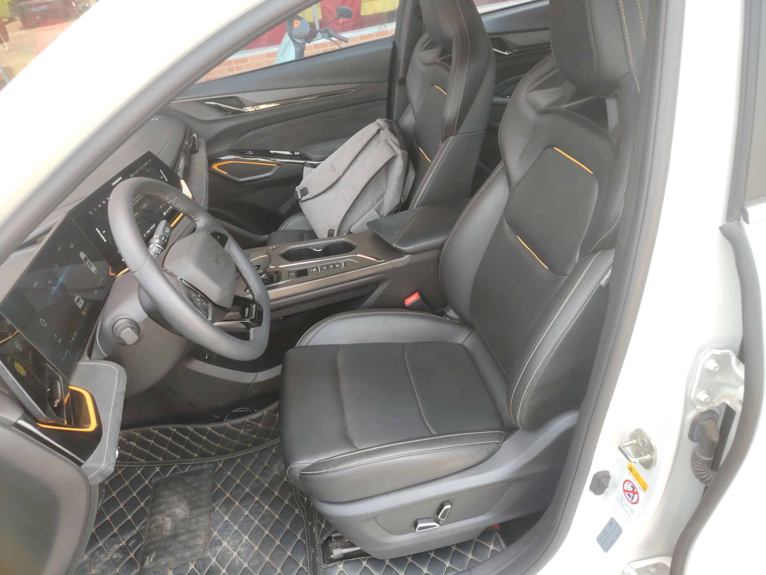 Переднее сиденье в автомобиле