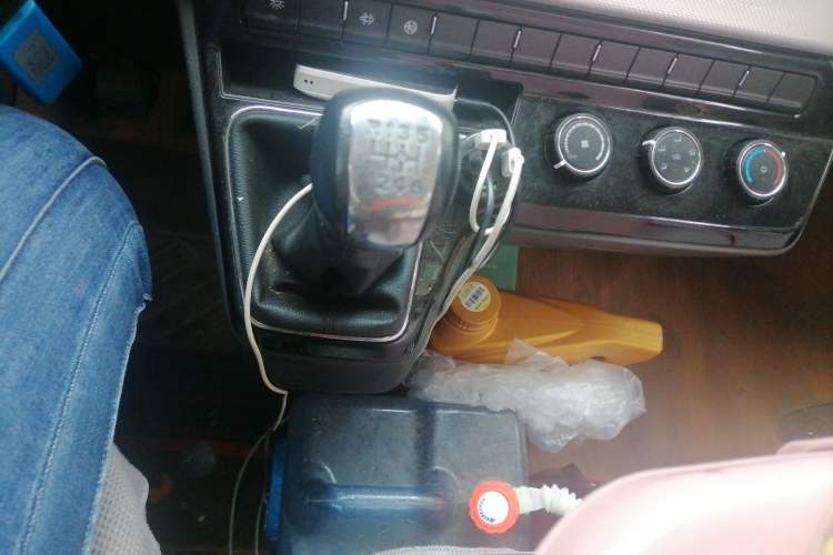 Used Dongfeng Yufeng 2023 V9+ 2.0T Manual Front-Wheel-Drive Multi-Function Mid-Roof Van with 7/8/9 Seats Gear Lever