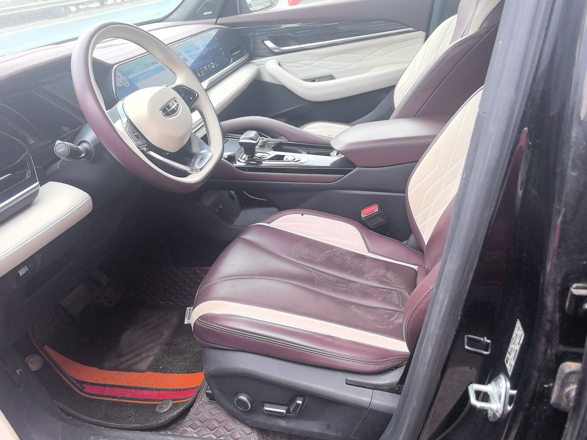 المقاعد الأمامية داخل السيارة