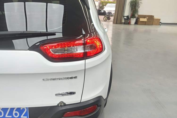 Used Jeep Cherokee 2016 2.4L Leading Edition
