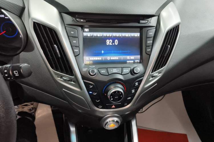 Used Hyundai Veloster 2011 1.6L Automatic Luxury Edition Audio And AC Panel