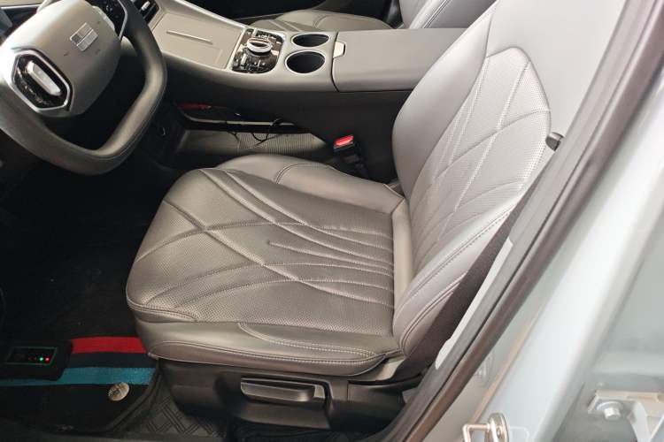 Used Geely Galaxy L6 2025 EM-i 140km Long-Range Version
