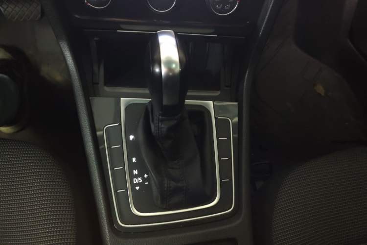 Used Volkswagen Golf 2018 1.6L Automatic Comfort Model Gear Lever