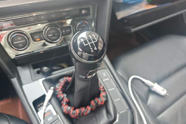 Used Volkswagen Lamando 2015 280TSI Manual Comfort Edition Gear Lever