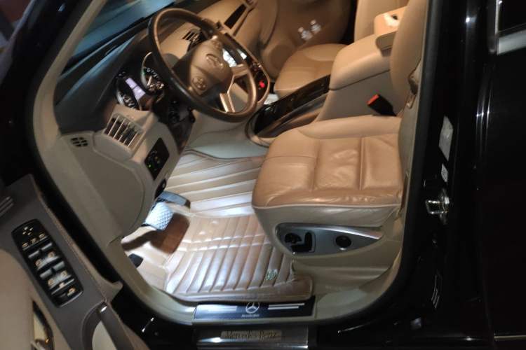 Used Mercedes-Benz R-Class 2014 R 400 4MATIC Luxury Model Left Front Seat