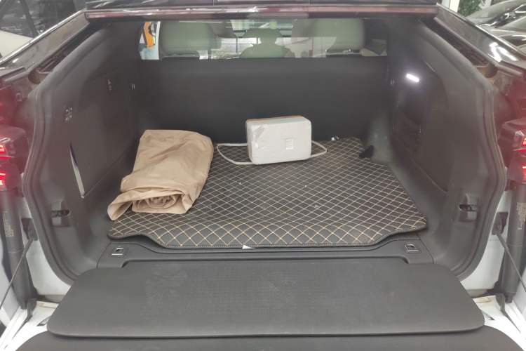 Used CHANGAN NEVO E07 2025 All-Electric Two-Wheel Drive 90 kWh Pro Smart Version Trunk