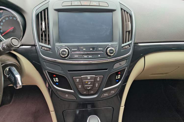 Used Buick Regal 2014 2.0L Leading Fashion Edition Audio And AC Panel