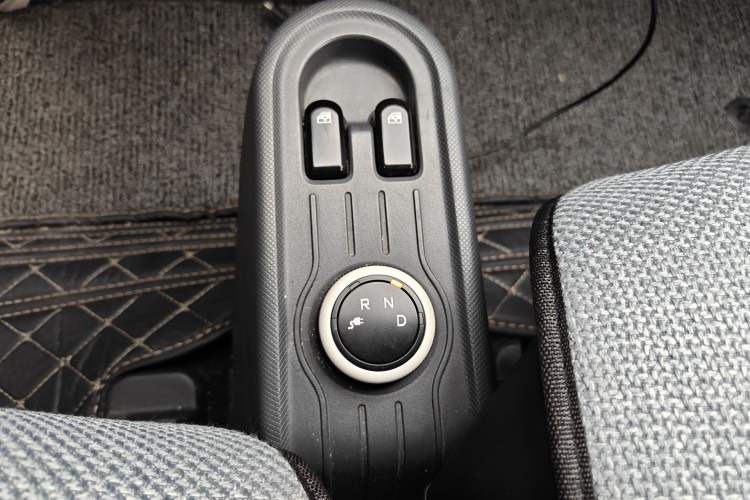 Used Wuling Hongguang MINIEV 2022 Macaron Fashion Model Lithium Iron Phosphate Gear Lever